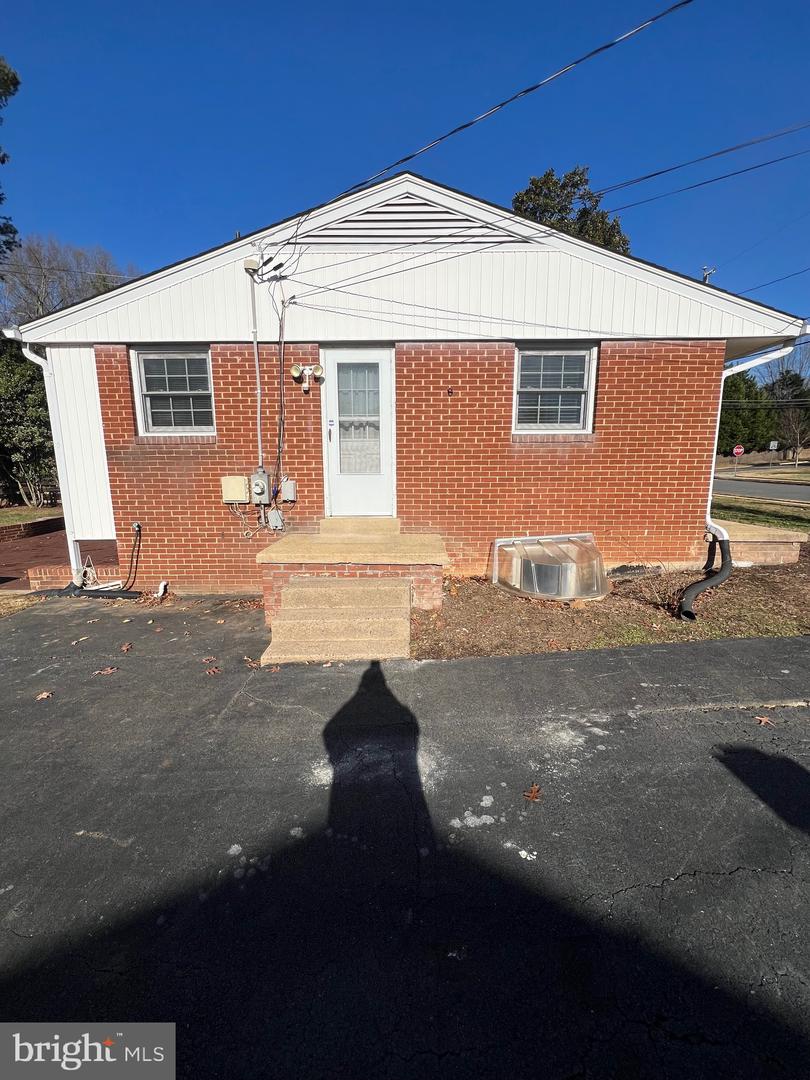 401 MOOREFIELD RD SW, VIENNA, Virginia 22180, 4 Bedrooms Bedrooms, ,3 BathroomsBathrooms,Residential,For sale,401 MOOREFIELD RD SW,VAFX2280812 MLS # VAFX2280812