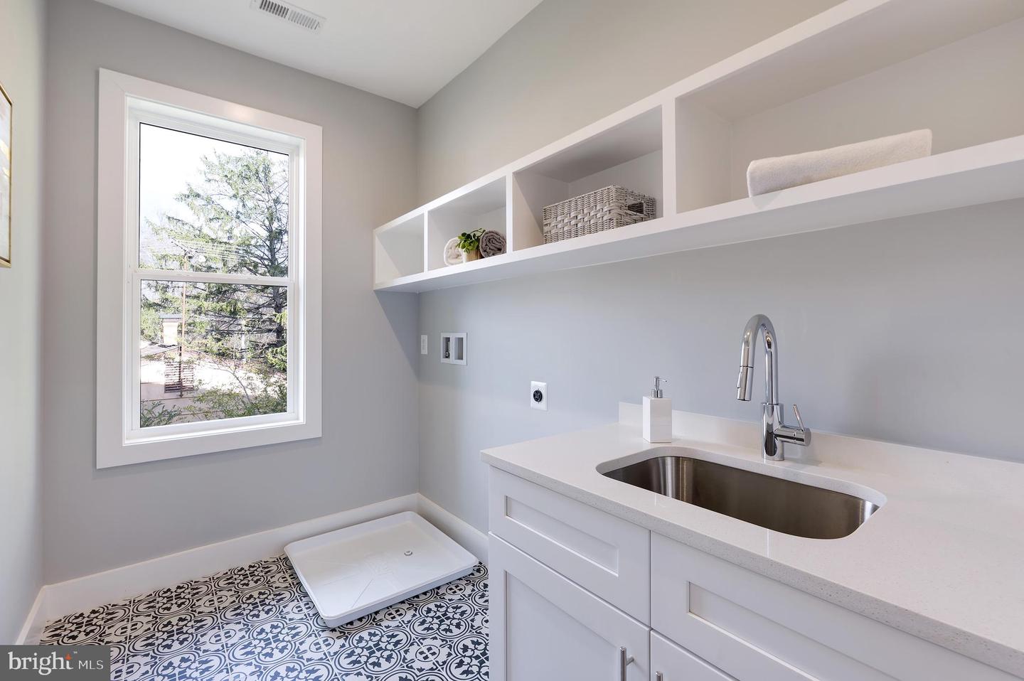 125 CASMAR ST SE, VIENNA, Virginia 22180, 7 Bedrooms Bedrooms, ,7 BathroomsBathrooms,Residential,For sale,125 CASMAR ST SE,VAFX2280946 MLS # VAFX2280946