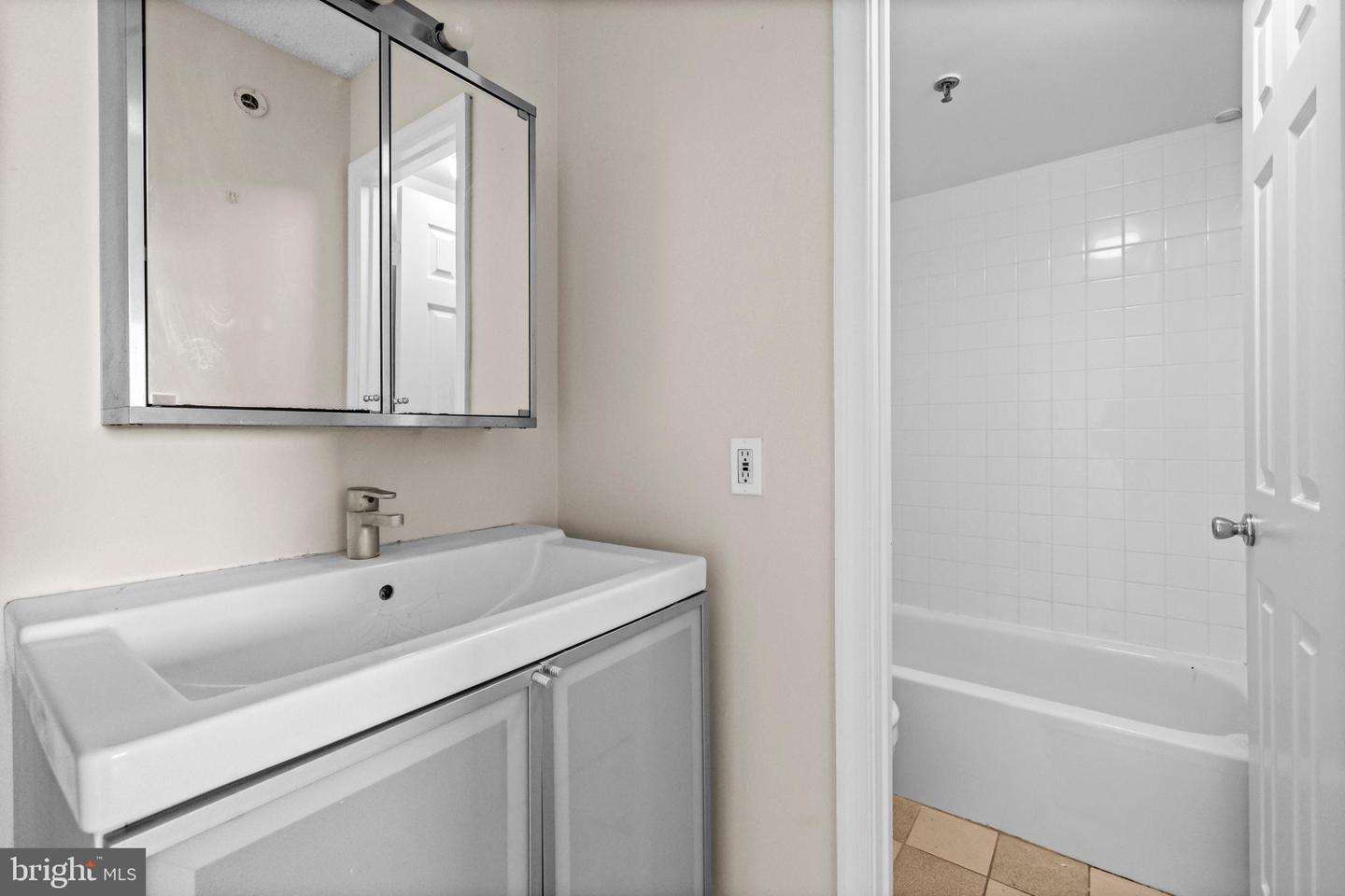 5911 EDSALL RD #1209, ALEXANDRIA, Virginia 22304, 1 Bedroom Bedrooms, ,1 BathroomBathrooms,Residential,For sale,5911 EDSALL RD #1209,VAAX2049488 MLS # VAAX2049488