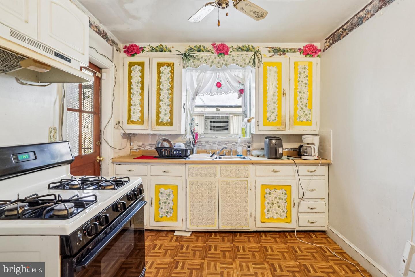 1809 INGLESIDE TER NW, WASHINGTON, District Of Columbia 20010, 3 Bedrooms Bedrooms, ,2 BathroomsBathrooms,Residential,For sale,1809 INGLESIDE TER NW,DCDC2231970 MLS # DCDC2231970