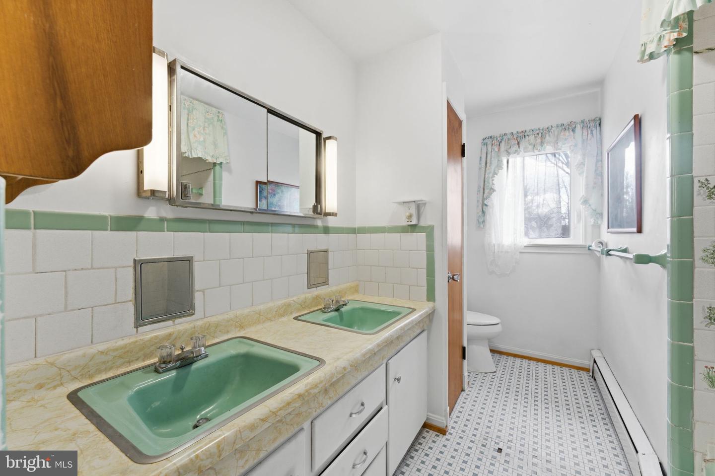 8819 SOUTHWICK ST, FAIRFAX, Virginia 22031, 4 Bedrooms Bedrooms, ,3 BathroomsBathrooms,Residential,For sale,8819 SOUTHWICK ST,VAFX2280406 MLS # VAFX2280406 8819 SOUTHWICK ST, FAIRFAX, Virginia 22031, 4 Bedrooms Bedrooms, ,3 BathroomsBathrooms,Residential,For sale,8819 SOUTHWICK ST,VAFX2280406 MLS # VAFX2280406