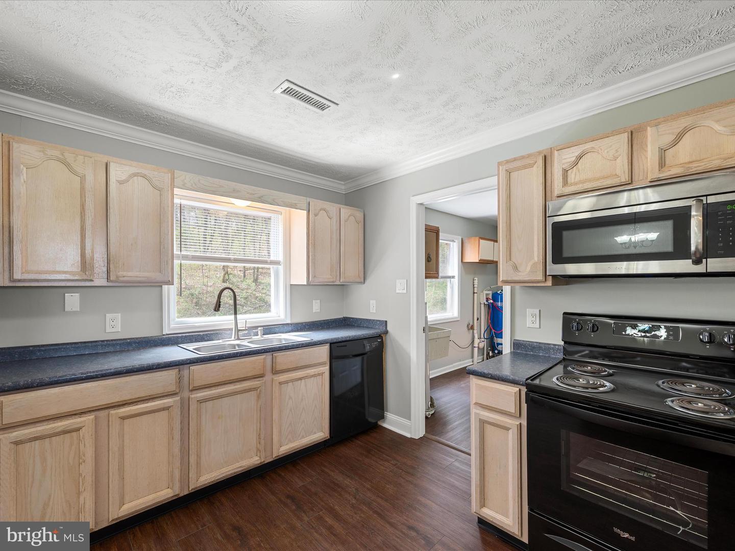 6075 STRASBURG RD, STRASBURG, Virginia 22657, 4 Bedrooms Bedrooms, ,2 BathroomsBathrooms,Residential,For sale,6075 STRASBURG RD,VAWR2010548 MLS # VAWR2010548