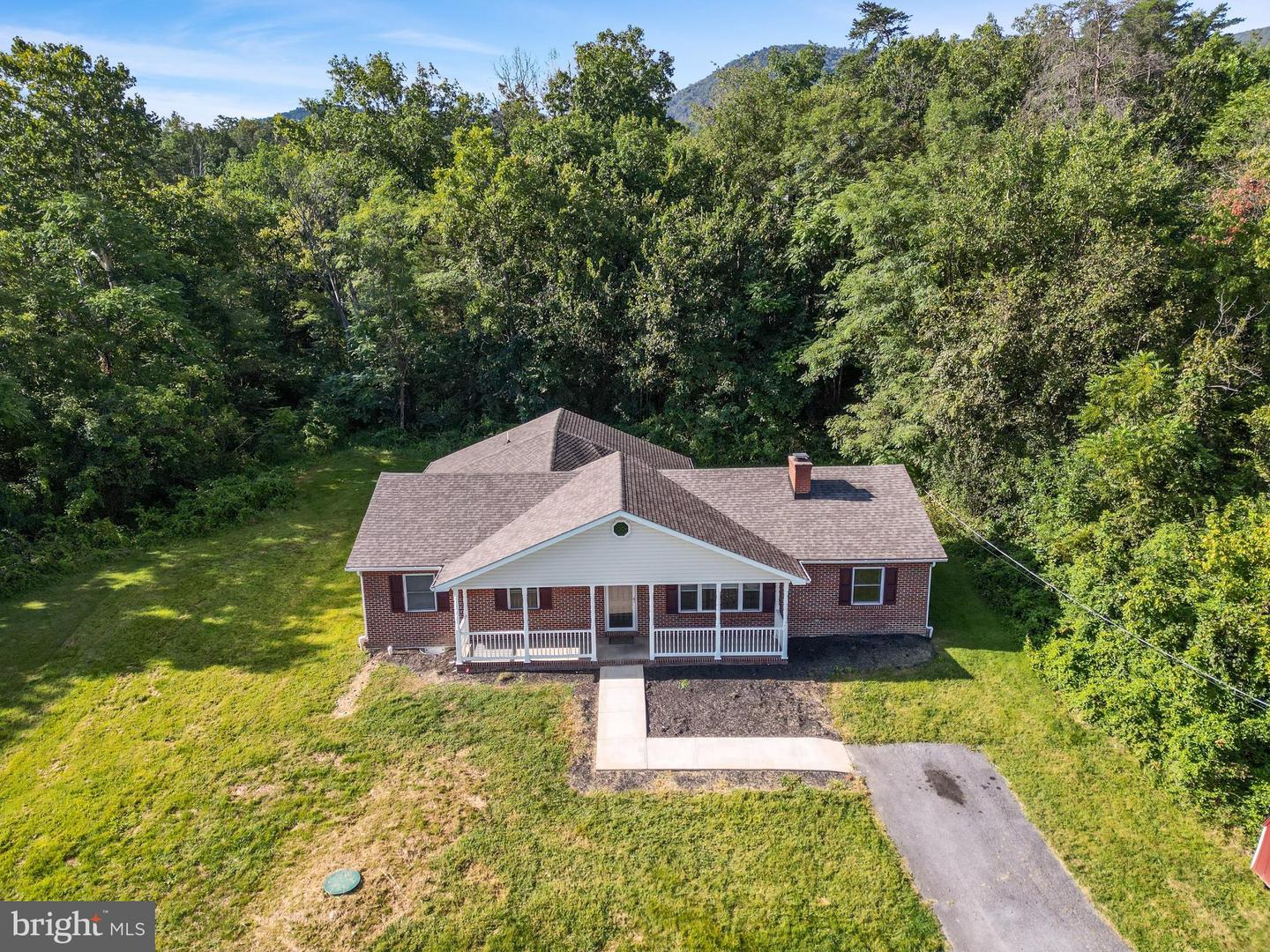 6075 STRASBURG RD, STRASBURG, Virginia 22657, 4 Bedrooms Bedrooms, ,2 BathroomsBathrooms,Residential,For sale,6075 STRASBURG RD,VAWR2010548 MLS # VAWR2010548