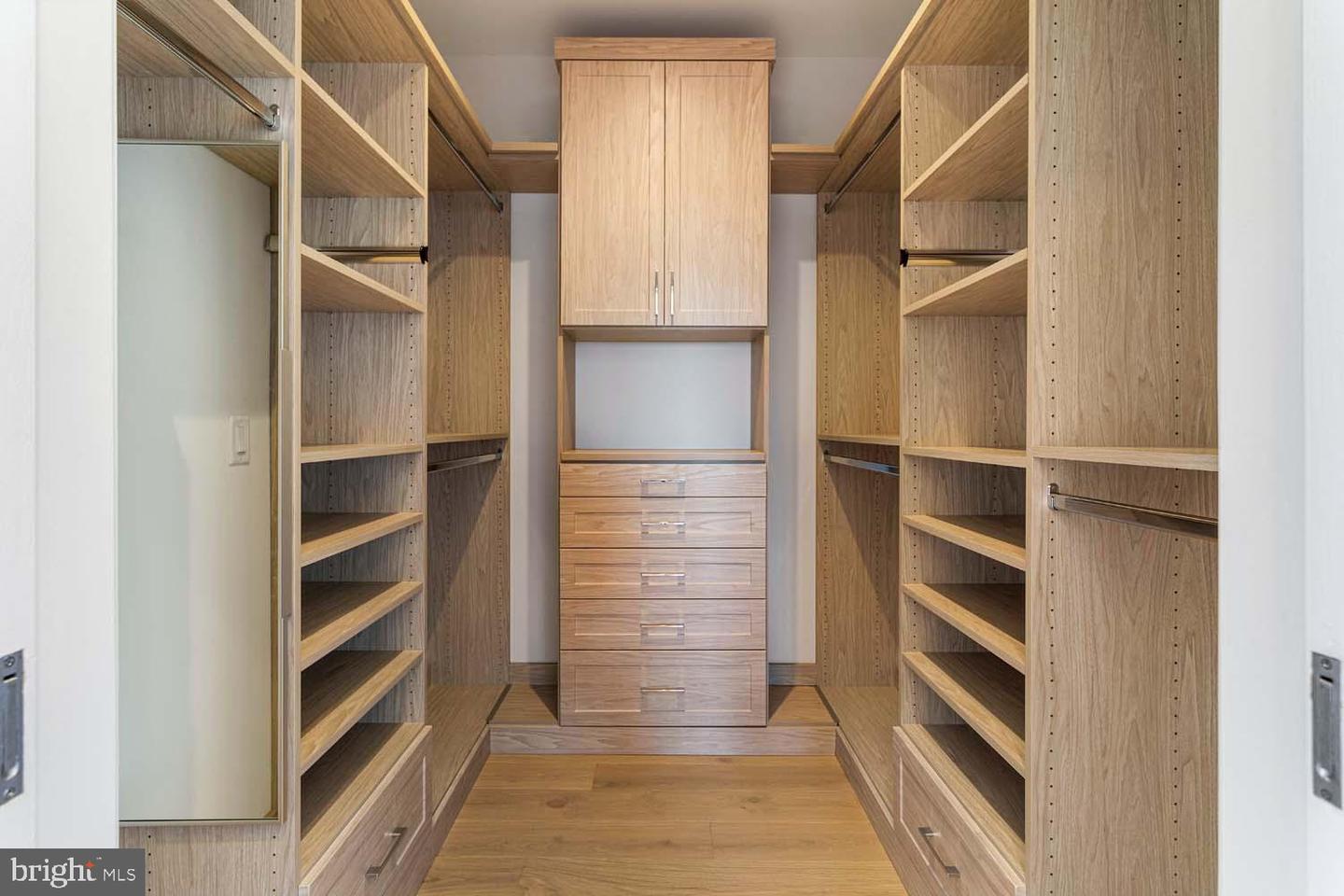 6718 LOWELL AVE #702, MCLEAN, Virginia 22101, 2 Bedrooms Bedrooms, ,2 BathroomsBathrooms,Residential,For sale,6718 LOWELL AVE #702,VAFX2281014 MLS # VAFX2281014