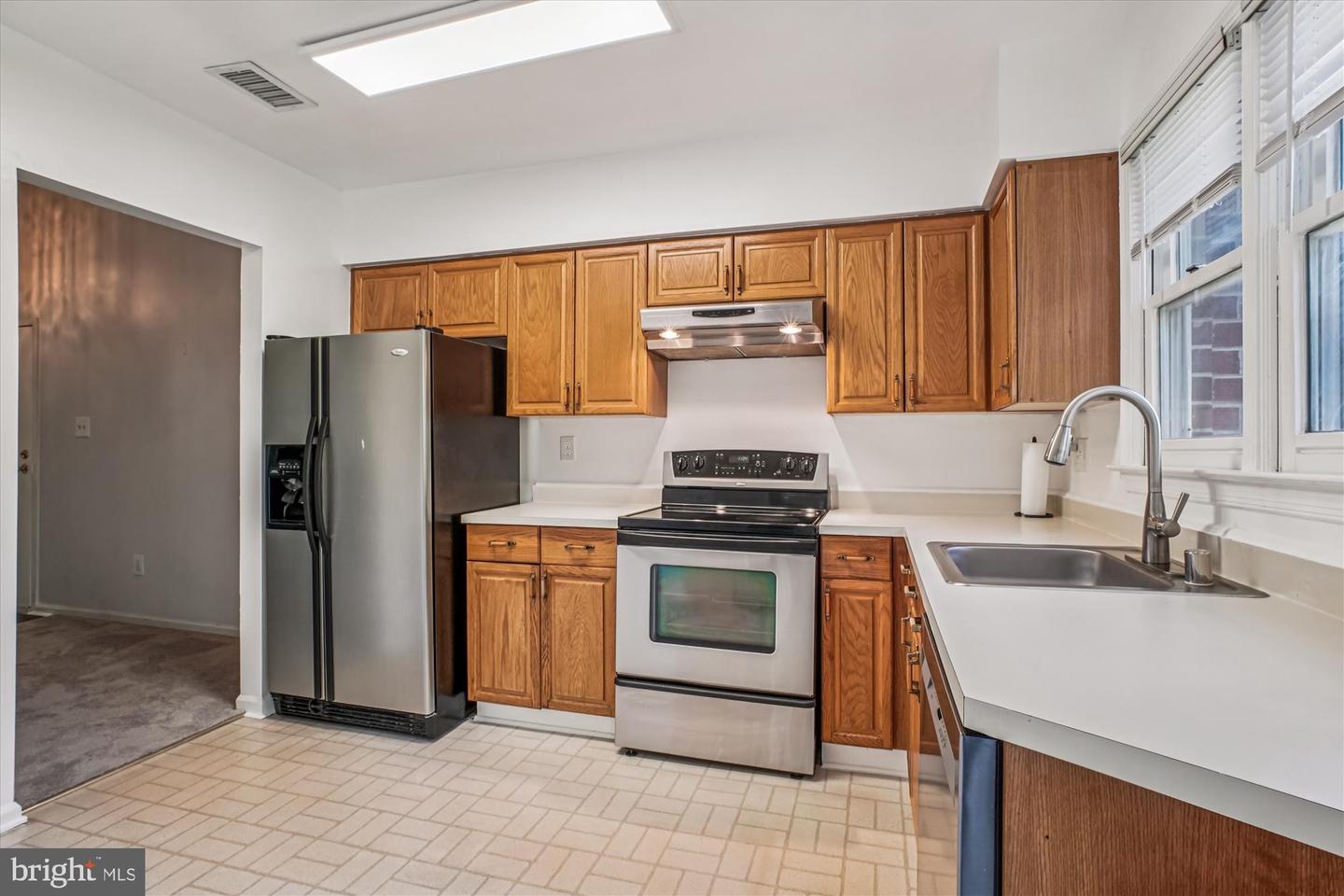 7592-K LAKESIDE VILLAGE DR, FALLS CHURCH, Virginia 22042, 1 Bedroom Bedrooms, ,1 BathroomBathrooms,Residential,For sale,7592-K LAKESIDE VILLAGE DR,VAFX2281052 MLS # VAFX2281052