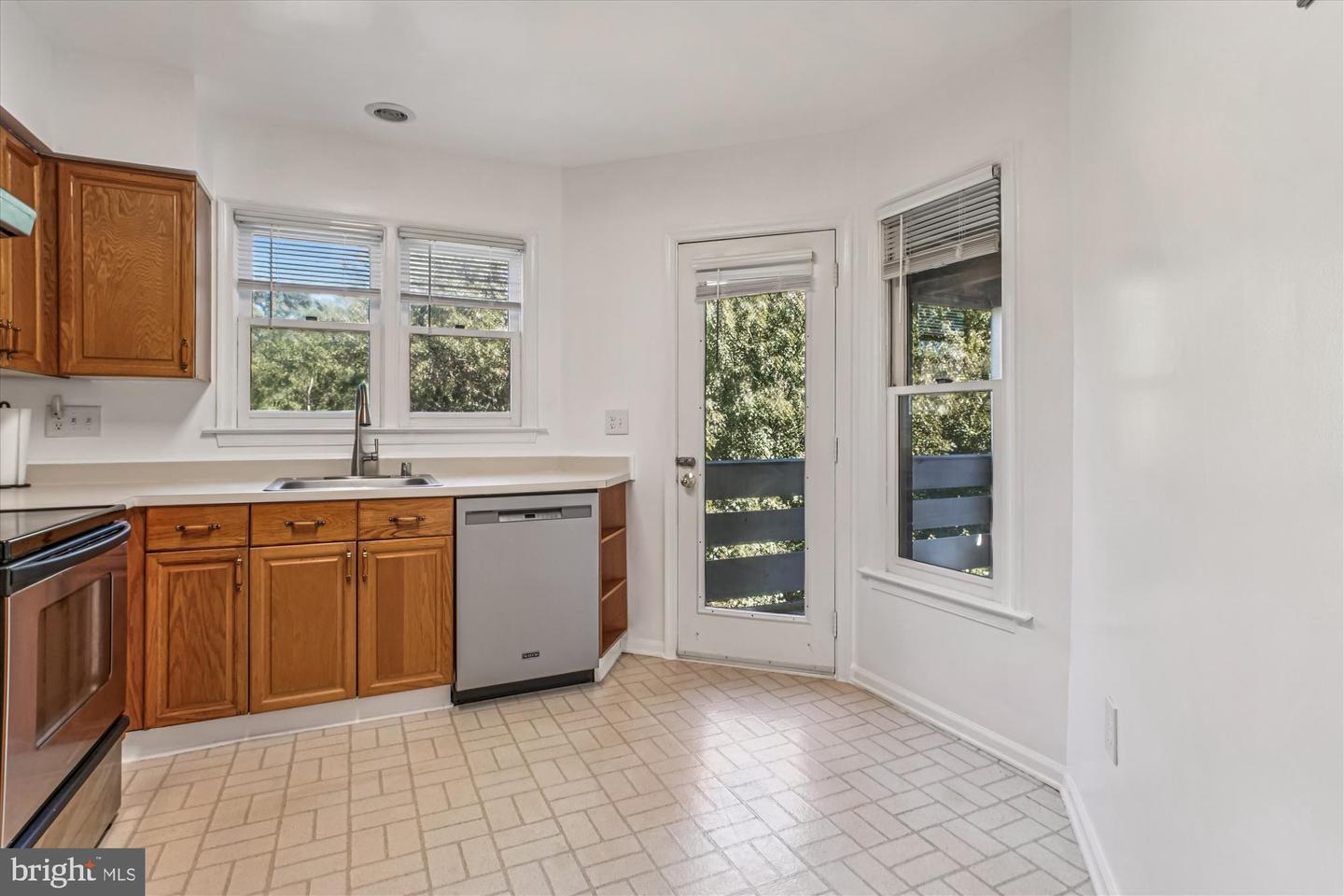 7592-K LAKESIDE VILLAGE DR, FALLS CHURCH, Virginia 22042, 1 Bedroom Bedrooms, ,1 BathroomBathrooms,Residential,For sale,7592-K LAKESIDE VILLAGE DR,VAFX2281052 MLS # VAFX2281052