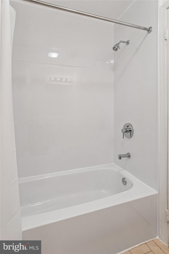 7592-K LAKESIDE VILLAGE DR, FALLS CHURCH, Virginia 22042, 1 Bedroom Bedrooms, ,1 BathroomBathrooms,Residential,For sale,7592-K LAKESIDE VILLAGE DR,VAFX2281052 MLS # VAFX2281052