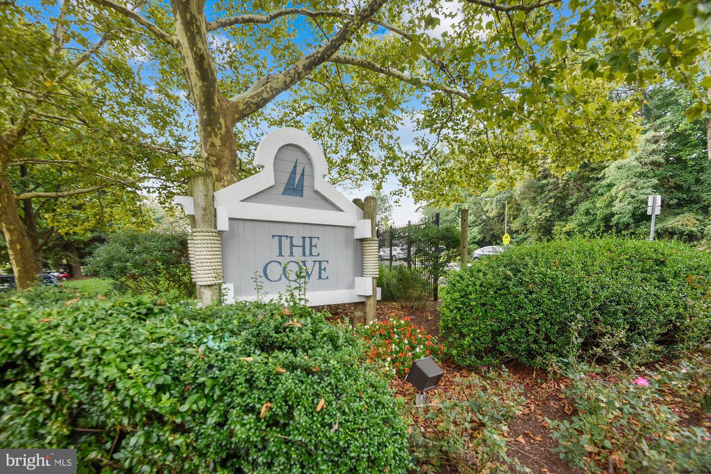 7592-K LAKESIDE VILLAGE DR, FALLS CHURCH, Virginia 22042, 1 Bedroom Bedrooms, ,1 BathroomBathrooms,Residential,For sale,7592-K LAKESIDE VILLAGE DR,VAFX2281052 MLS # VAFX2281052