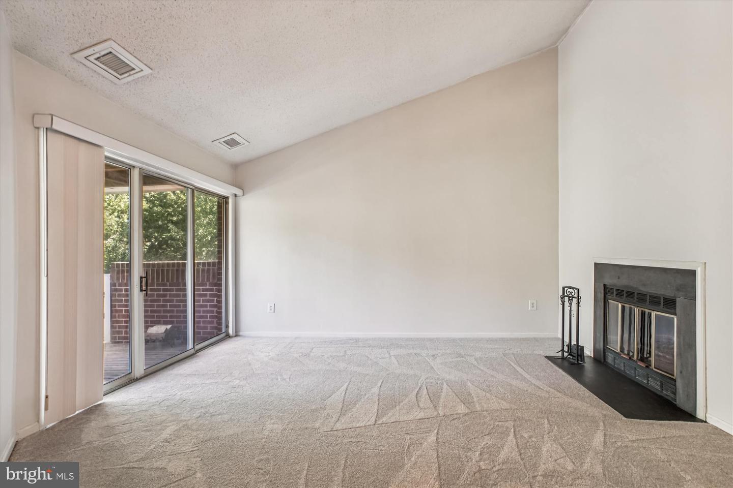 7592-K LAKESIDE VILLAGE DR, FALLS CHURCH, Virginia 22042, 1 Bedroom Bedrooms, ,1 BathroomBathrooms,Residential,For sale,7592-K LAKESIDE VILLAGE DR,VAFX2281052 MLS # VAFX2281052