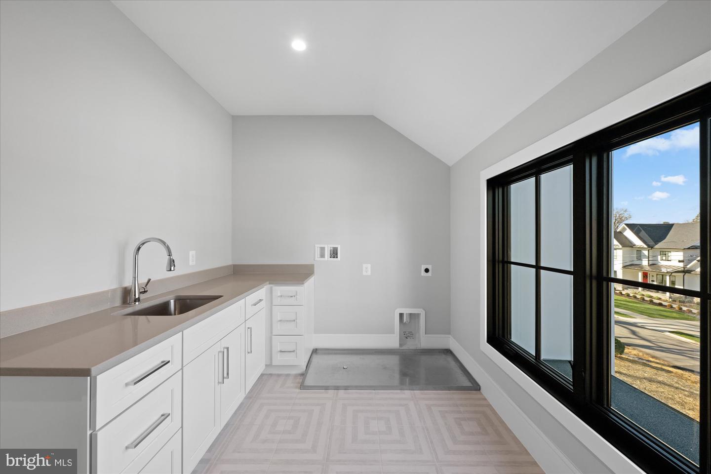 627 HINE ST SE, VIENNA, Virginia 22180, 6 Bedrooms Bedrooms, ,6 BathroomsBathrooms,Residential,For sale,627 HINE ST SE,VAFX2208982 MLS # VAFX2208982