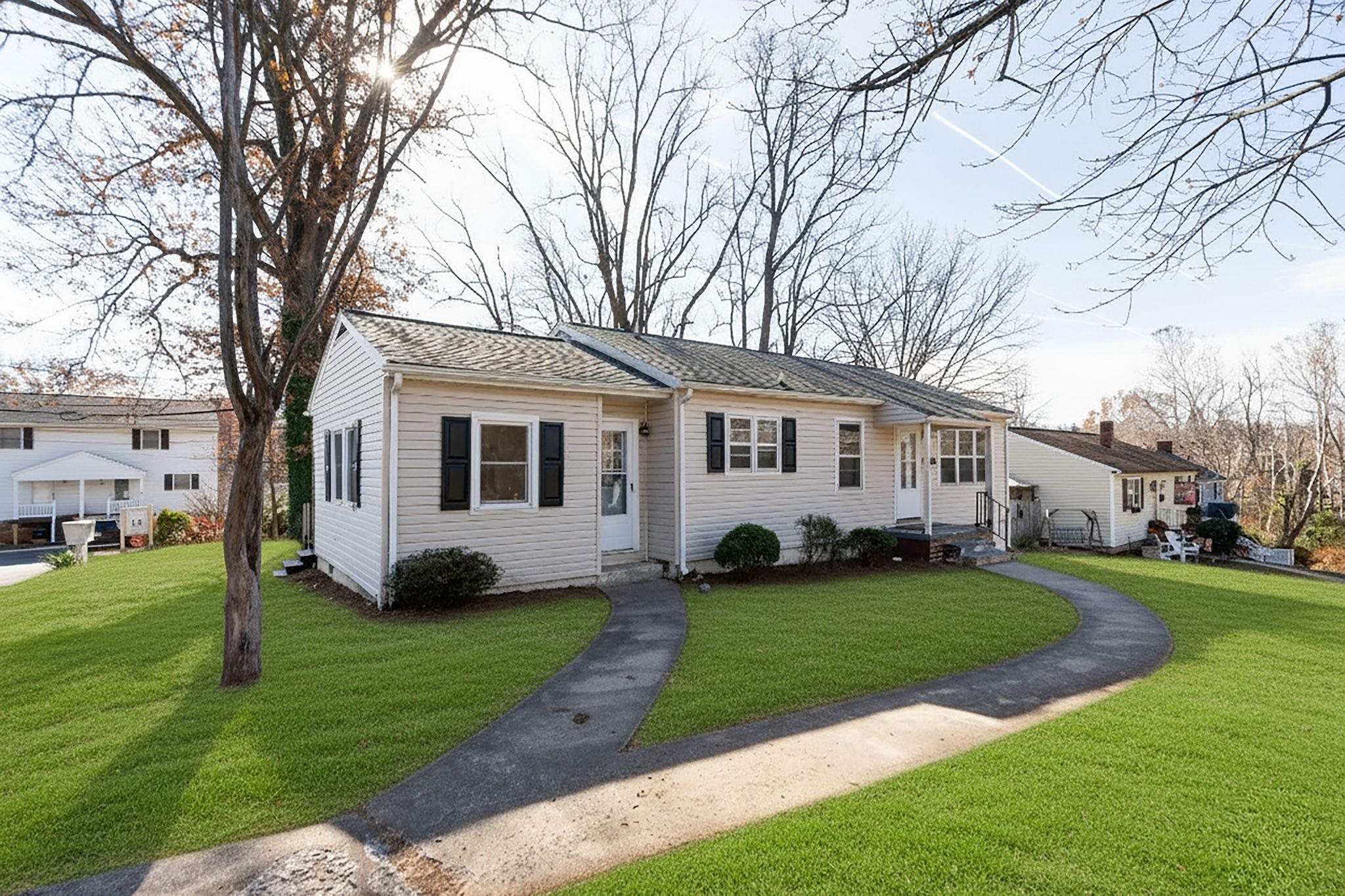 842 MAPLE AVE, WAYNESBORO, Virginia 22980, 3 Bedrooms Bedrooms, ,1 BathroomBathrooms,Residential,842 MAPLE AVE,671588 MLS # 671588