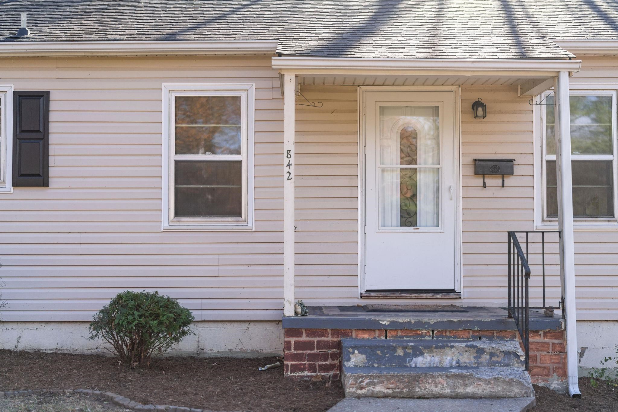 842 MAPLE AVE, WAYNESBORO, Virginia 22980, 3 Bedrooms Bedrooms, ,1 BathroomBathrooms,Residential,842 MAPLE AVE,671588 MLS # 671588