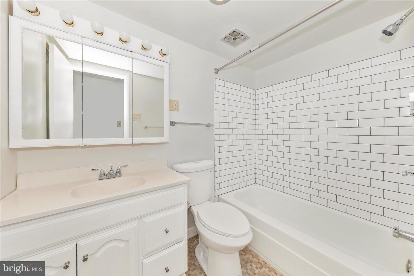 3316 WOODBURN VILLAGE DR #12, ANNANDALE, Virginia 22003, 2 Bedrooms Bedrooms, ,1 BathroomBathrooms,Residential,For sale,3316 WOODBURN VILLAGE DR #12,VAFX2279220 MLS # VAFX2279220