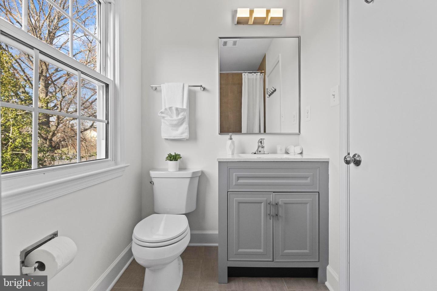 359 LINDEN CT, HERNDON, Virginia 20170, 3 Bedrooms Bedrooms, 11 Rooms Rooms,2 BathroomsBathrooms,Residential,For sale,359 LINDEN CT,VAFX2280022 MLS # VAFX2280022