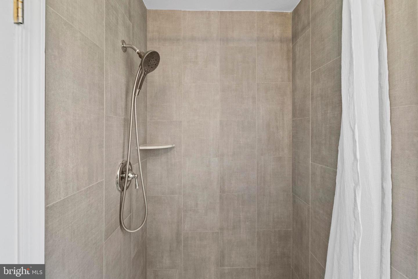 359 LINDEN CT, HERNDON, Virginia 20170, 3 Bedrooms Bedrooms, 11 Rooms Rooms,2 BathroomsBathrooms,Residential,For sale,359 LINDEN CT,VAFX2280022 MLS # VAFX2280022