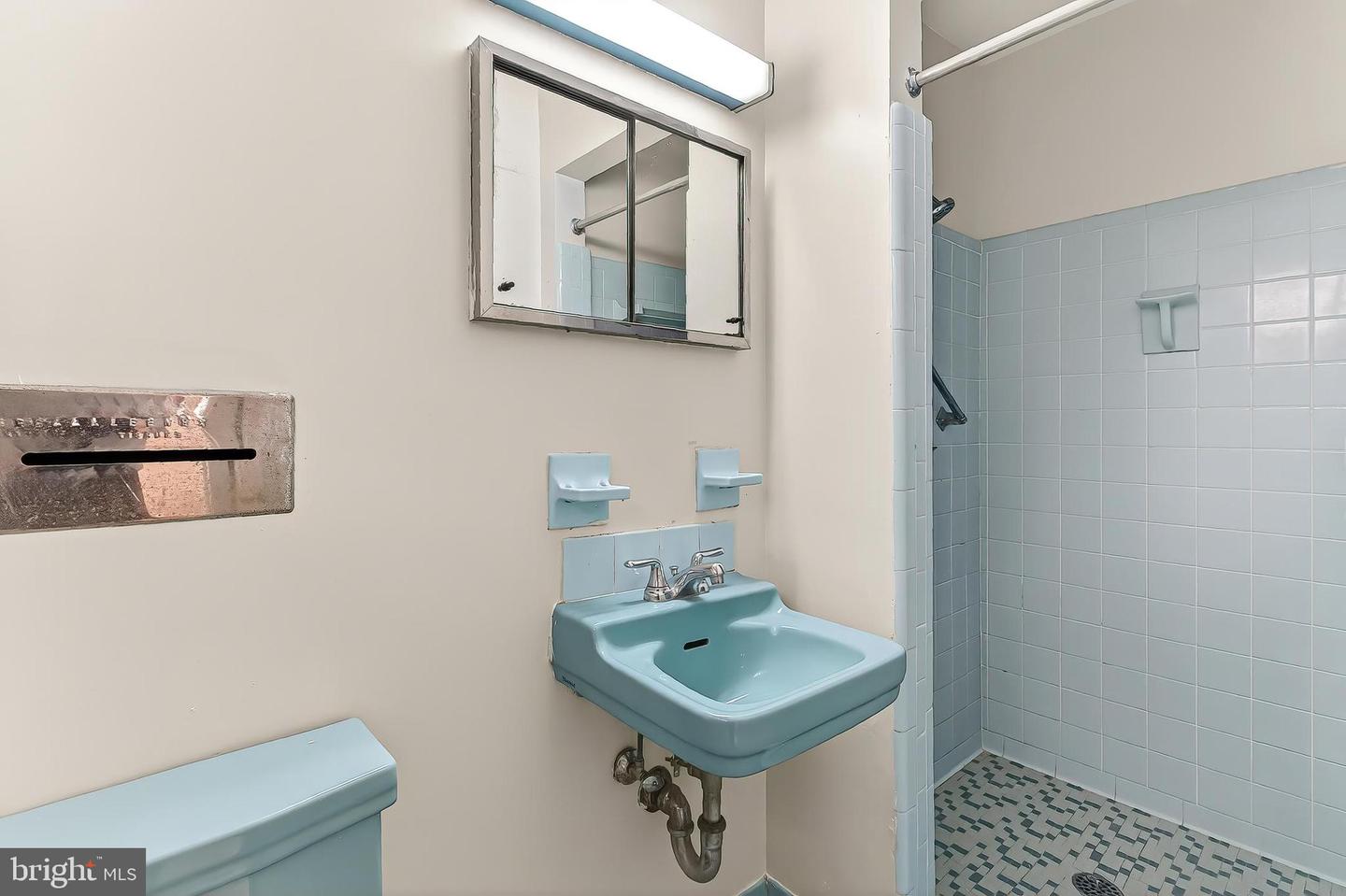 10118 SPRING LAKE TER, FAIRFAX, Virginia 22030, 5 Bedrooms Bedrooms, ,3 BathroomsBathrooms,Residential,For sale,10118 SPRING LAKE TER,VAFC2007504 MLS # VAFC2007504