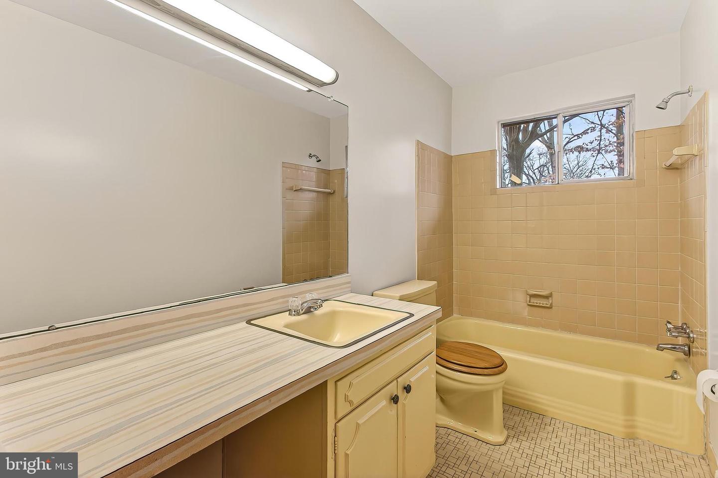 10118 SPRING LAKE TER, FAIRFAX, Virginia 22030, 5 Bedrooms Bedrooms, ,3 BathroomsBathrooms,Residential,For sale,10118 SPRING LAKE TER,VAFC2007504 MLS # VAFC2007504