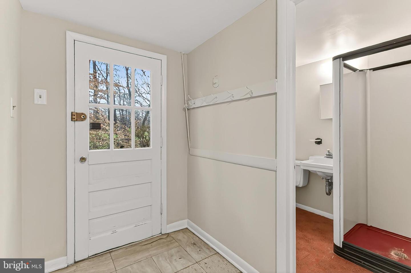 10118 SPRING LAKE TER, FAIRFAX, Virginia 22030, 5 Bedrooms Bedrooms, ,3 BathroomsBathrooms,Residential,For sale,10118 SPRING LAKE TER,VAFC2007504 MLS # VAFC2007504