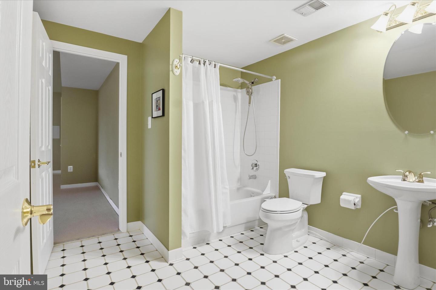 7806 BIRNAM WOOD DR, MCLEAN, Virginia 22102, 5 Bedrooms Bedrooms, ,4 BathroomsBathrooms,Residential,For sale,7806 BIRNAM WOOD DR,VAFX2280358 MLS # VAFX2280358