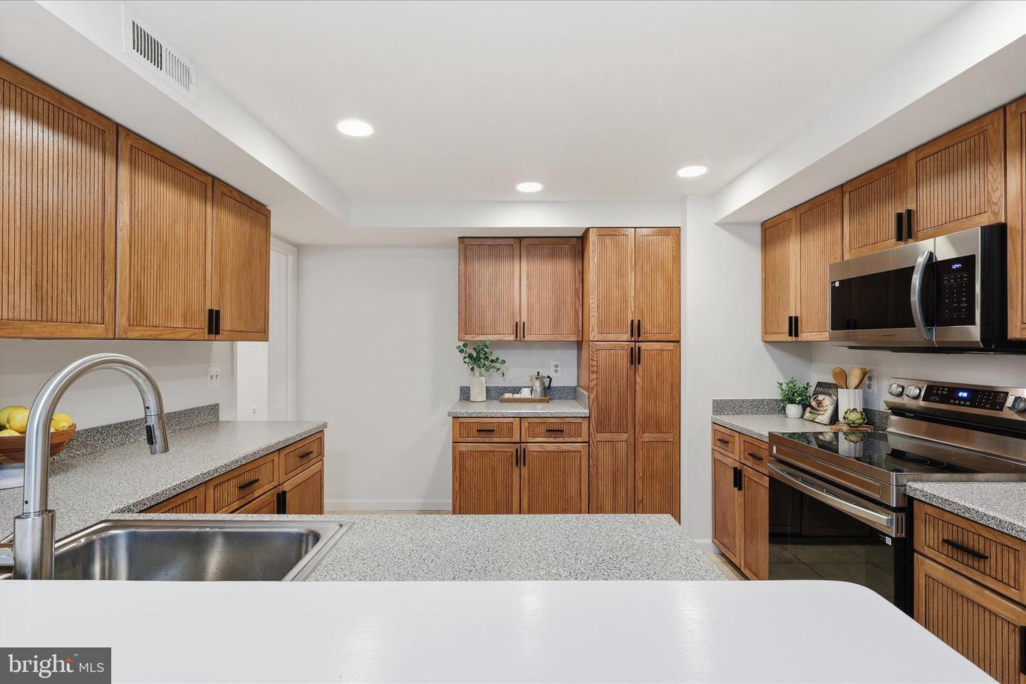 11725 ARBOR GLEN WAY, RESTON, Virginia 20194, 4 Bedrooms Bedrooms, 8 Rooms Rooms,3 BathroomsBathrooms,Residential,For sale,11725 ARBOR GLEN WAY,VAFX2280462 MLS # VAFX2280462