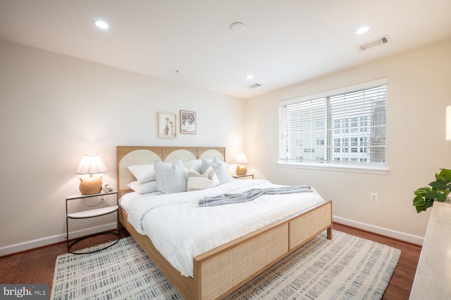 4113 S FOUR MILE RUN DR #404, ARLINGTON, Virginia 22204, 2 Bedrooms Bedrooms, ,2 BathroomsBathrooms,Residential,For sale,4113 S FOUR MILE RUN DR #404,VAAR2066458 MLS # VAAR2066458