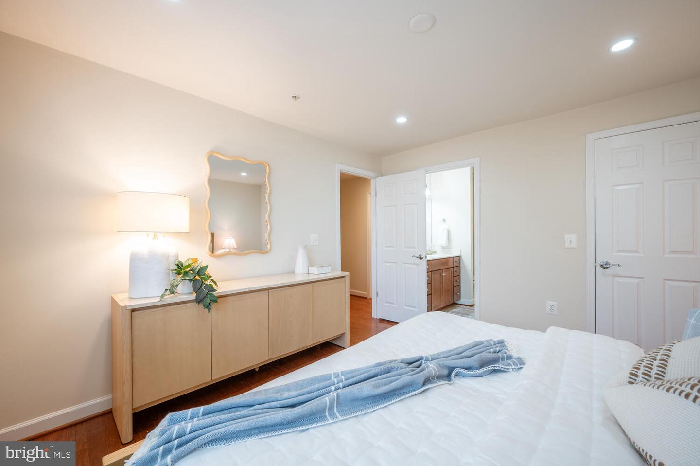 4113 S FOUR MILE RUN DR #404, ARLINGTON, Virginia 22204, 2 Bedrooms Bedrooms, ,2 BathroomsBathrooms,Residential,For sale,4113 S FOUR MILE RUN DR #404,VAAR2066458 MLS # VAAR2066458