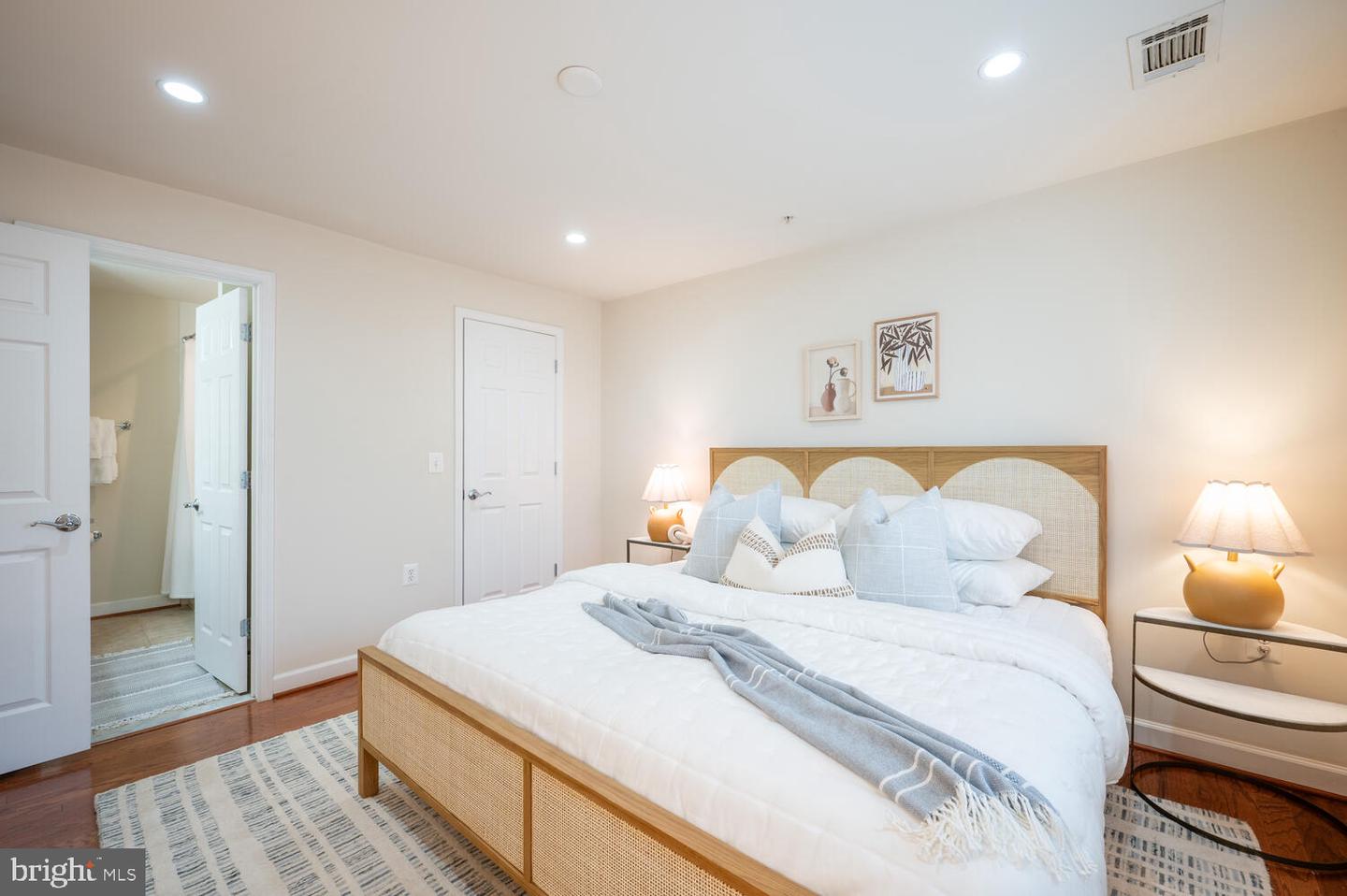 4113 S FOUR MILE RUN DR #404, ARLINGTON, Virginia 22204, 2 Bedrooms Bedrooms, ,2 BathroomsBathrooms,Residential,For sale,4113 S FOUR MILE RUN DR #404,VAAR2066458 MLS # VAAR2066458