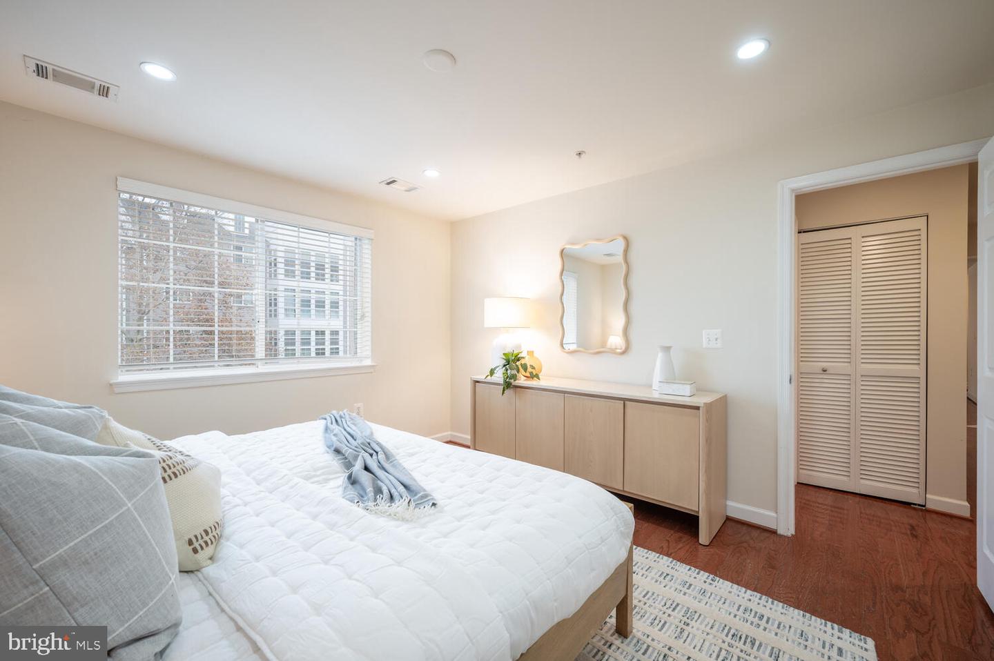 4113 S FOUR MILE RUN DR #404, ARLINGTON, Virginia 22204, 2 Bedrooms Bedrooms, ,2 BathroomsBathrooms,Residential,For sale,4113 S FOUR MILE RUN DR #404,VAAR2066458 MLS # VAAR2066458