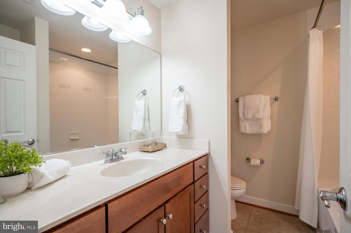 4113 S FOUR MILE RUN DR #404, ARLINGTON, Virginia 22204, 2 Bedrooms Bedrooms, ,2 BathroomsBathrooms,Residential,For sale,4113 S FOUR MILE RUN DR #404,VAAR2066458 MLS # VAAR2066458