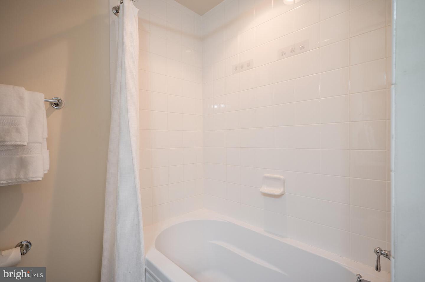 4113 S FOUR MILE RUN DR #404, ARLINGTON, Virginia 22204, 2 Bedrooms Bedrooms, ,2 BathroomsBathrooms,Residential,For sale,4113 S FOUR MILE RUN DR #404,VAAR2066458 MLS # VAAR2066458