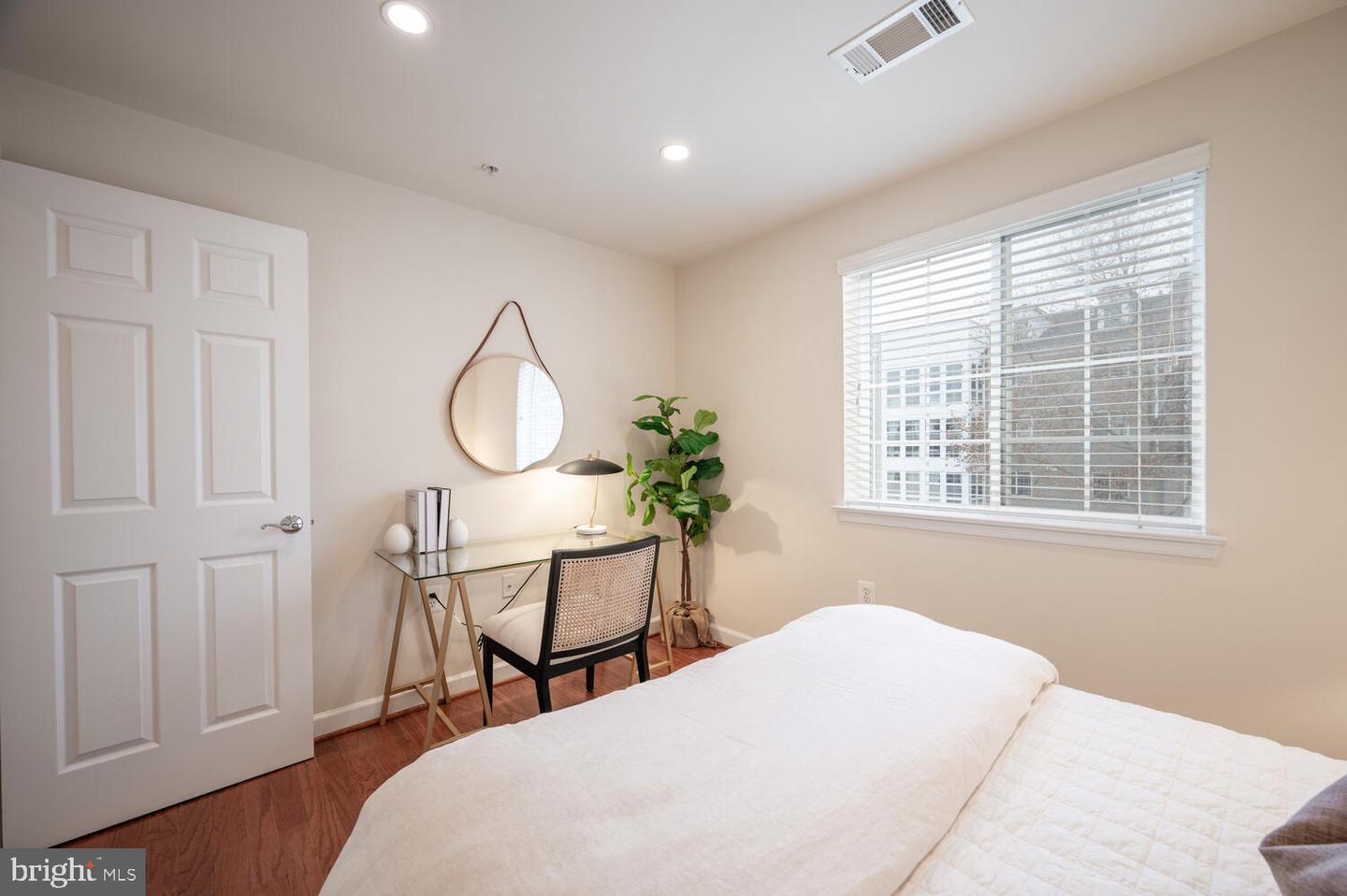 4113 S FOUR MILE RUN DR #404, ARLINGTON, Virginia 22204, 2 Bedrooms Bedrooms, ,2 BathroomsBathrooms,Residential,For sale,4113 S FOUR MILE RUN DR #404,VAAR2066458 MLS # VAAR2066458