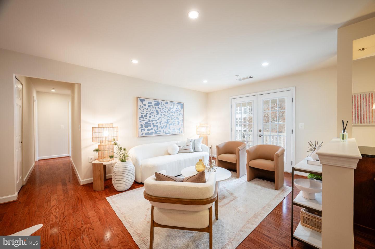 4113 S FOUR MILE RUN DR #404, ARLINGTON, Virginia 22204, 2 Bedrooms Bedrooms, ,2 BathroomsBathrooms,Residential,For sale,4113 S FOUR MILE RUN DR #404,VAAR2066458 MLS # VAAR2066458