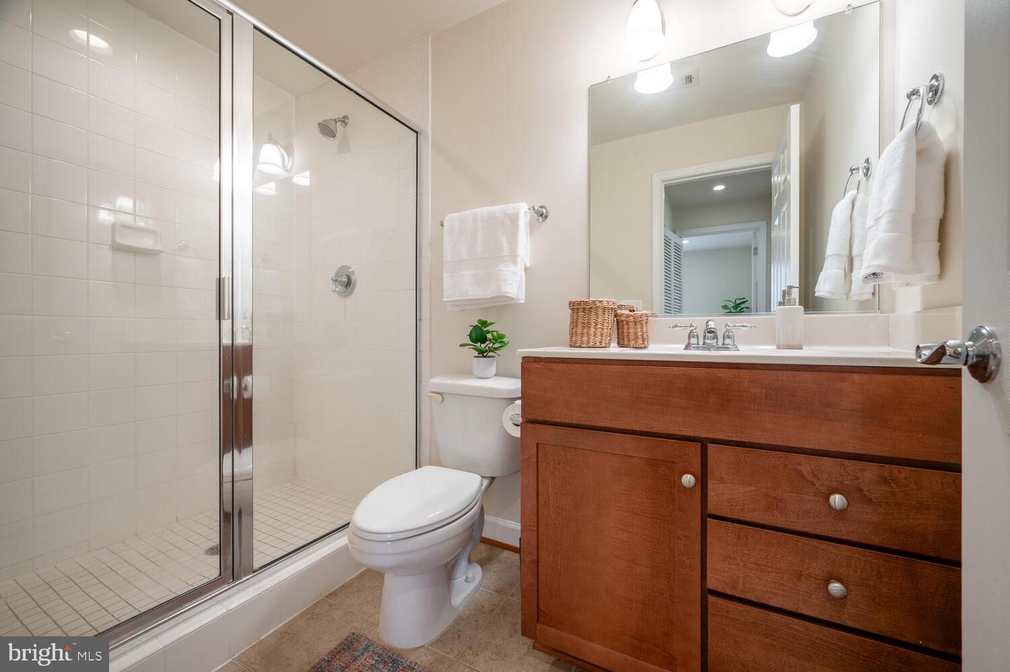 4113 S FOUR MILE RUN DR #404, ARLINGTON, Virginia 22204, 2 Bedrooms Bedrooms, ,2 BathroomsBathrooms,Residential,For sale,4113 S FOUR MILE RUN DR #404,VAAR2066458 MLS # VAAR2066458