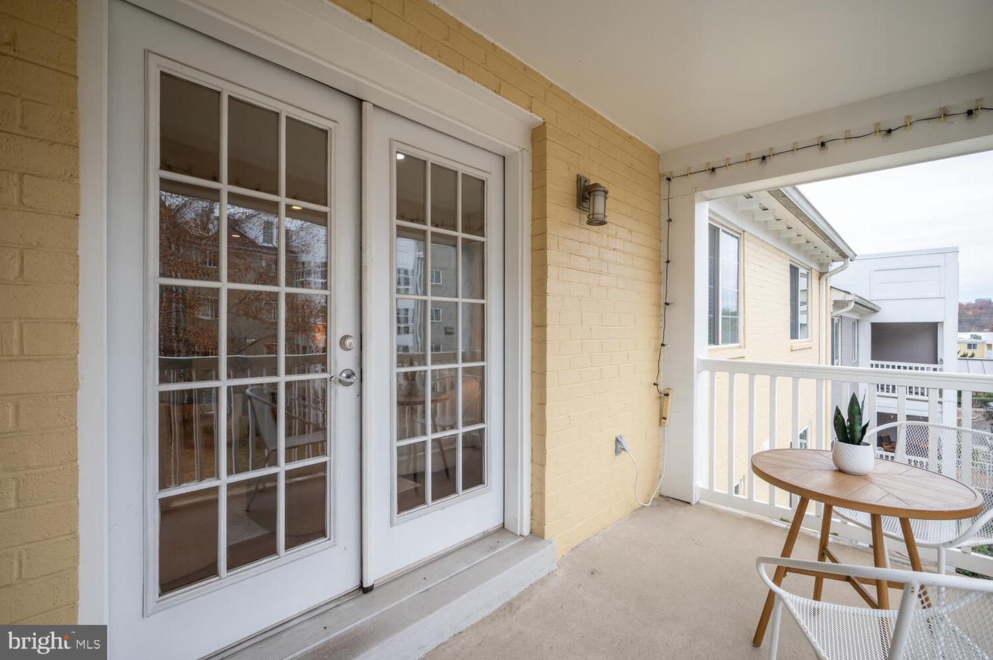 4113 S FOUR MILE RUN DR #404, ARLINGTON, Virginia 22204, 2 Bedrooms Bedrooms, ,2 BathroomsBathrooms,Residential,For sale,4113 S FOUR MILE RUN DR #404,VAAR2066458 MLS # VAAR2066458