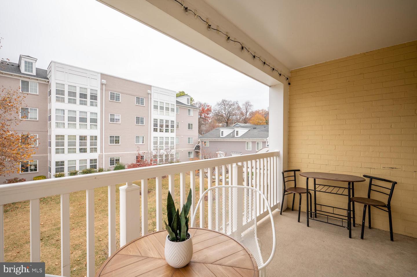 4113 S FOUR MILE RUN DR #404, ARLINGTON, Virginia 22204, 2 Bedrooms Bedrooms, ,2 BathroomsBathrooms,Residential,For sale,4113 S FOUR MILE RUN DR #404,VAAR2066458 MLS # VAAR2066458