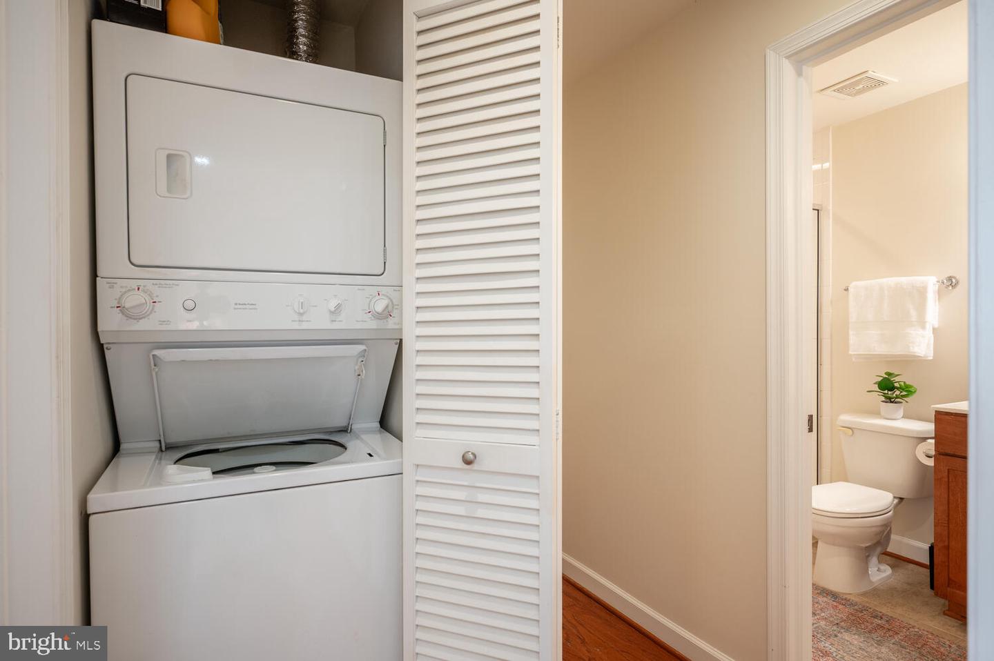 4113 S FOUR MILE RUN DR #404, ARLINGTON, Virginia 22204, 2 Bedrooms Bedrooms, ,2 BathroomsBathrooms,Residential,For sale,4113 S FOUR MILE RUN DR #404,VAAR2066458 MLS # VAAR2066458