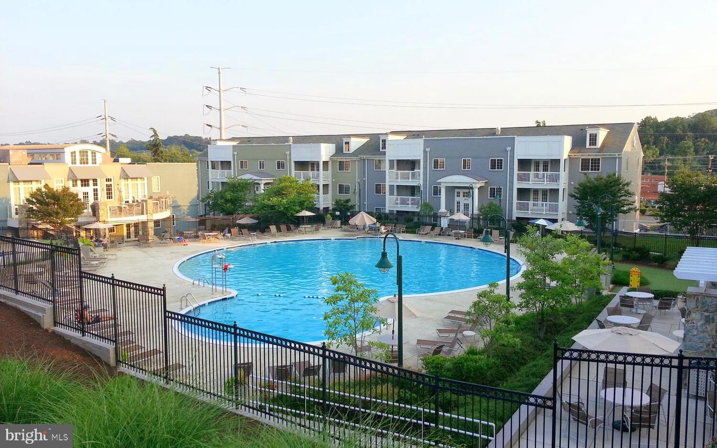 4113 S FOUR MILE RUN DR #404, ARLINGTON, Virginia 22204, 2 Bedrooms Bedrooms, ,2 BathroomsBathrooms,Residential,For sale,4113 S FOUR MILE RUN DR #404,VAAR2066458 MLS # VAAR2066458