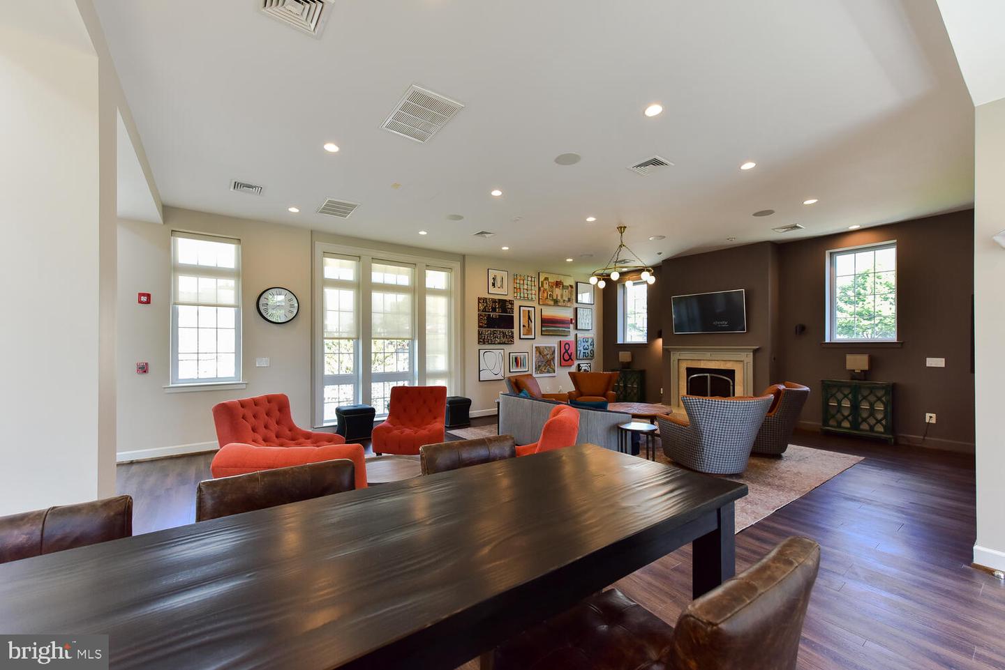 4113 S FOUR MILE RUN DR #404, ARLINGTON, Virginia 22204, 2 Bedrooms Bedrooms, ,2 BathroomsBathrooms,Residential,For sale,4113 S FOUR MILE RUN DR #404,VAAR2066458 MLS # VAAR2066458