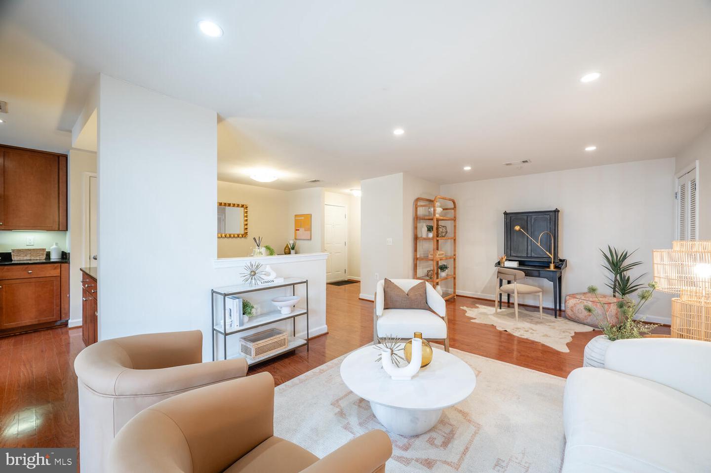 4113 S FOUR MILE RUN DR #404, ARLINGTON, Virginia 22204, 2 Bedrooms Bedrooms, ,2 BathroomsBathrooms,Residential,For sale,4113 S FOUR MILE RUN DR #404,VAAR2066458 MLS # VAAR2066458