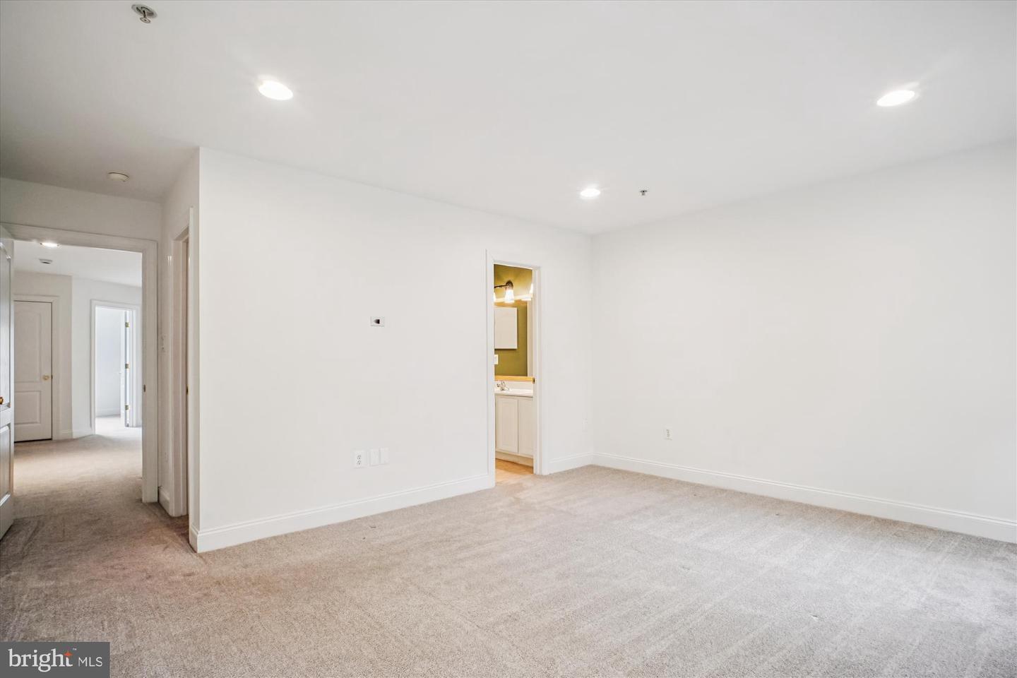 8085 GATEHOUSE RD #4, FALLS CHURCH, Virginia 22042, 3 Bedrooms Bedrooms, ,2 BathroomsBathrooms,Residential,For sale,8085 GATEHOUSE RD #4,VAFX2275968 MLS # VAFX2275968