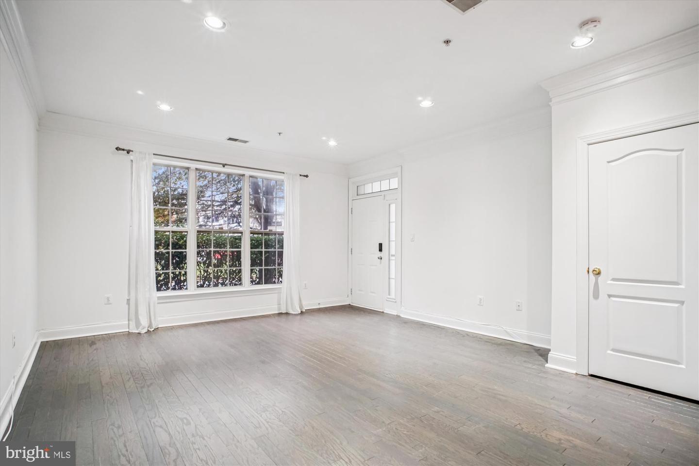 8085 GATEHOUSE RD #4, FALLS CHURCH, Virginia 22042, 3 Bedrooms Bedrooms, ,2 BathroomsBathrooms,Residential,For sale,8085 GATEHOUSE RD #4,VAFX2275968 MLS # VAFX2275968