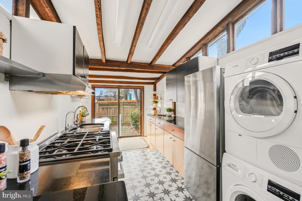 505 9TH ST SE, WASHINGTON, District Of Columbia 20003, 2 Bedrooms Bedrooms, ,1 BathroomBathrooms,Residential,For sale,505 9TH ST SE,DCDC2230788 MLS # DCDC2230788