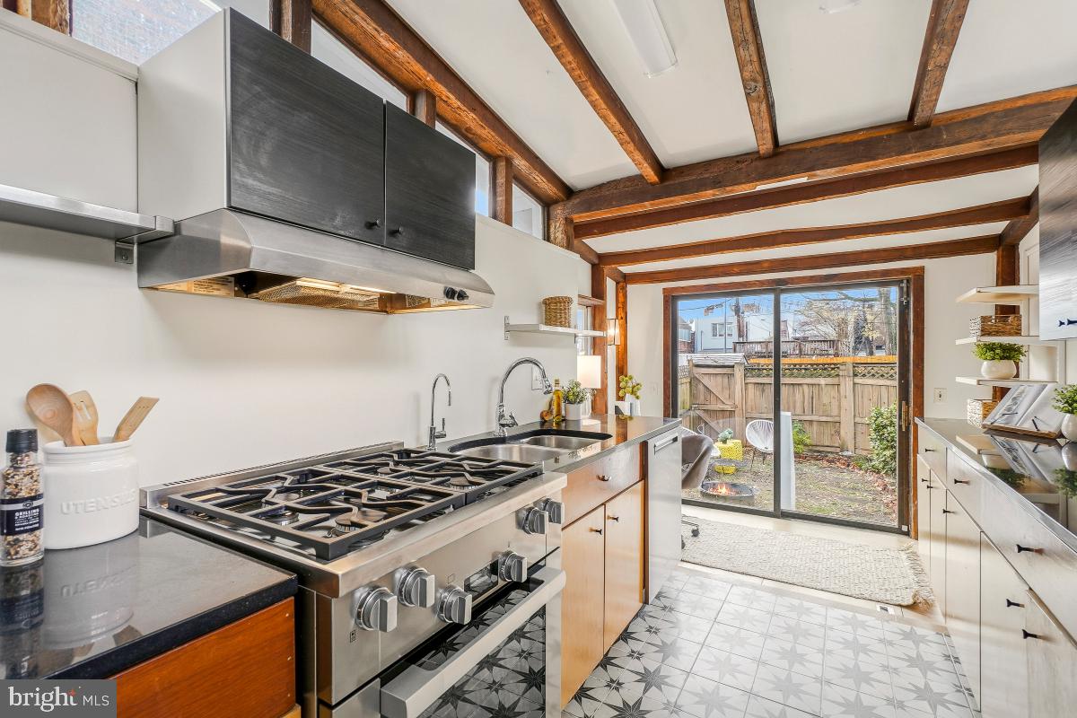 505 9TH ST SE, WASHINGTON, District Of Columbia 20003, 2 Bedrooms Bedrooms, ,1 BathroomBathrooms,Residential,For sale,505 9TH ST SE,DCDC2230788 MLS # DCDC2230788