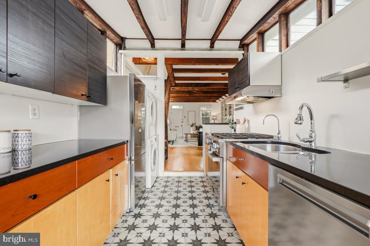 505 9TH ST SE, WASHINGTON, District Of Columbia 20003, 2 Bedrooms Bedrooms, ,1 BathroomBathrooms,Residential,For sale,505 9TH ST SE,DCDC2230788 MLS # DCDC2230788