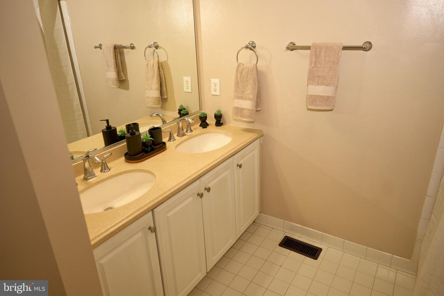 7701 HAYNES POINT WAY #1909, ALEXANDRIA, Virginia 22315, 2 Bedrooms Bedrooms, 9 Rooms Rooms,2 BathroomsBathrooms,Residential,For sale,7701 HAYNES POINT WAY #1909,VAFX2280742 MLS # VAFX2280742