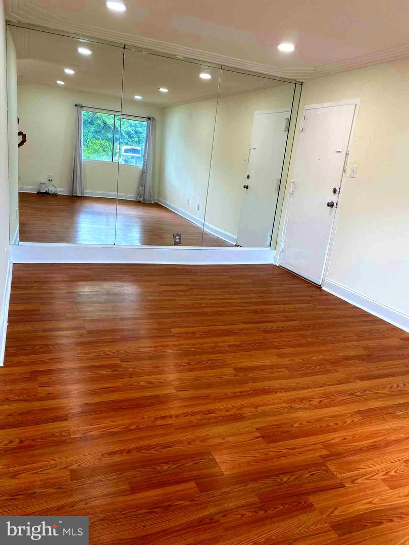 2900 KINGS CHAPEL RD #1, FALLS CHURCH, Virginia 22042, 3 Bedrooms Bedrooms, ,2 BathroomsBathrooms,Residential,For sale,2900 KINGS CHAPEL RD #1,VAFX2253266 MLS # VAFX2253266