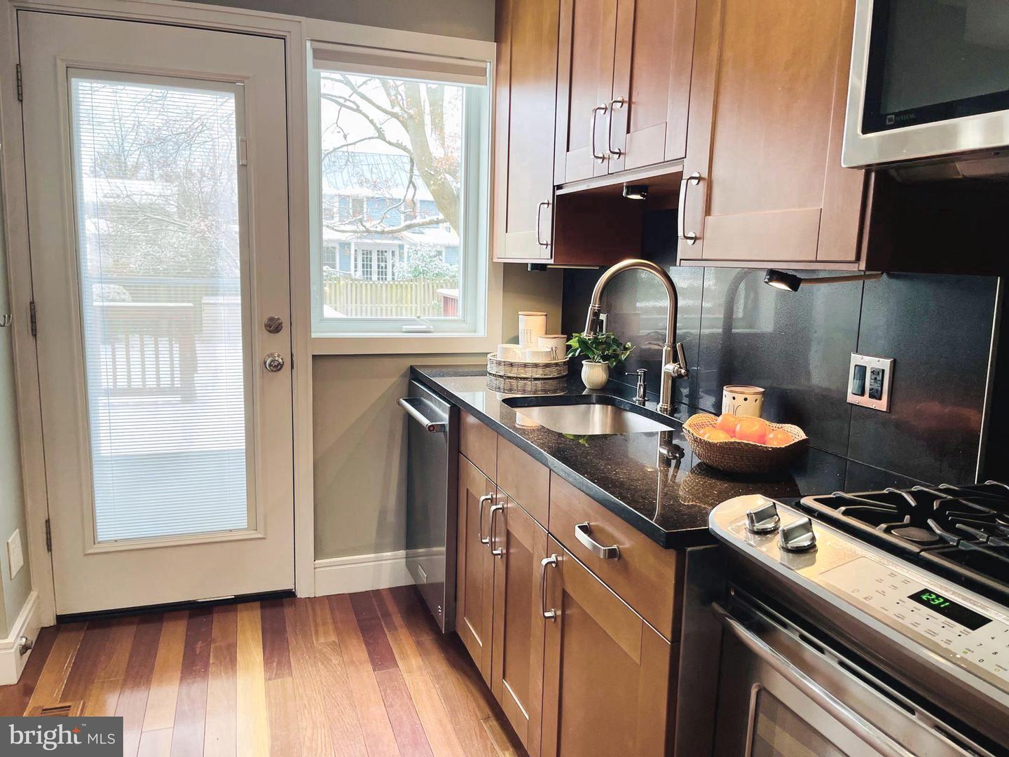 5-A CUSTIS AVE E, ALEXANDRIA, Virginia 22301, 3 Bedrooms Bedrooms, ,2 BathroomsBathrooms,Residential,For sale,5-A CUSTIS AVE E,VAAX2051080 MLS # VAAX2051080