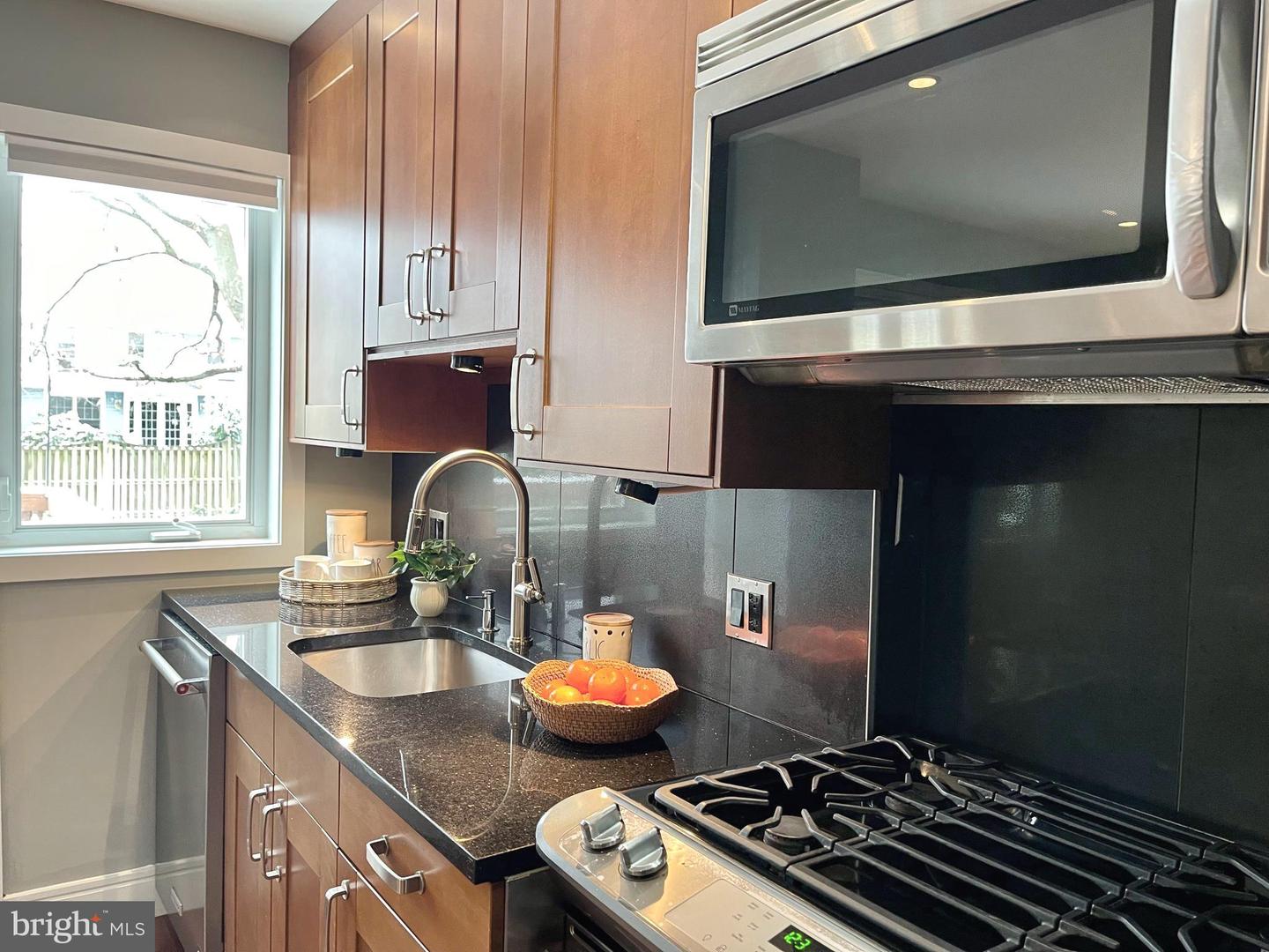 5-A CUSTIS AVE E, ALEXANDRIA, Virginia 22301, 3 Bedrooms Bedrooms, ,2 BathroomsBathrooms,Residential,For sale,5-A CUSTIS AVE E,VAAX2051080 MLS # VAAX2051080