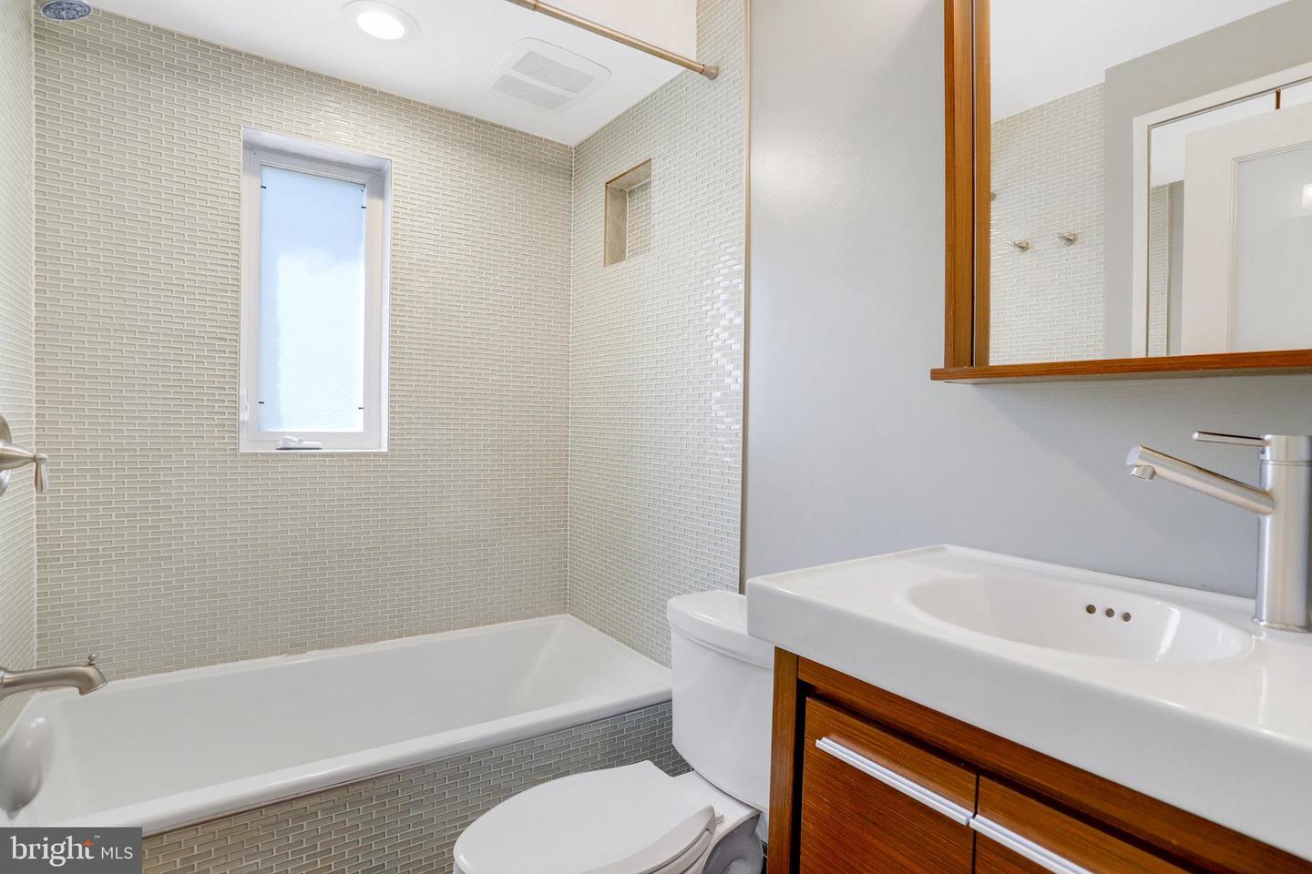 5-A CUSTIS AVE E, ALEXANDRIA, Virginia 22301, 3 Bedrooms Bedrooms, ,2 BathroomsBathrooms,Residential,For sale,5-A CUSTIS AVE E,VAAX2051080 MLS # VAAX2051080