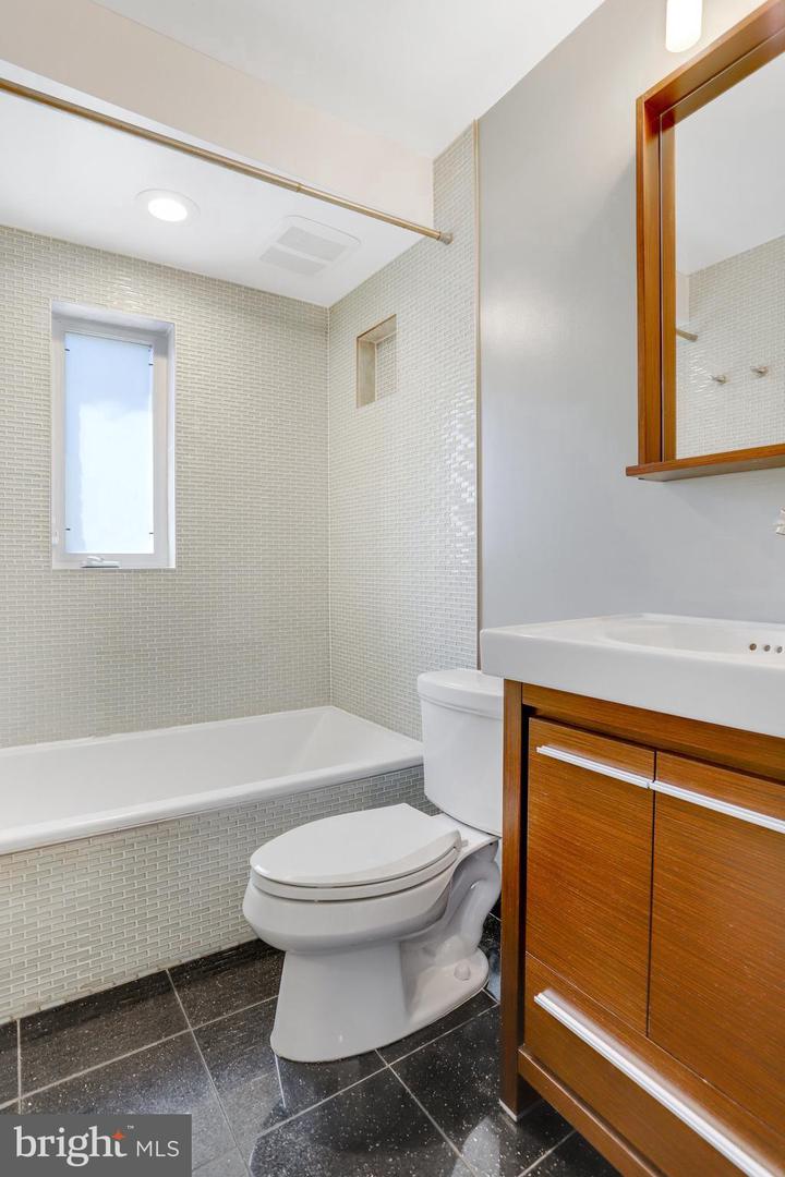 5-A CUSTIS AVE E, ALEXANDRIA, Virginia 22301, 3 Bedrooms Bedrooms, ,2 BathroomsBathrooms,Residential,For sale,5-A CUSTIS AVE E,VAAX2051080 MLS # VAAX2051080